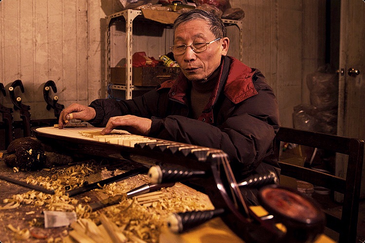 54年，抡起斧头就劈，他做的乐器是上战场的冲锋号